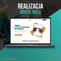 Ekran laptopa MacBook Pro wyświetlający stronę internetową graficwall.pl z hasłem 'Wielka sztuka stworzona dla każdego', z grafiką przedstawiającą dłonie i napisem 'Drukujemy na każdej powierzchni'...