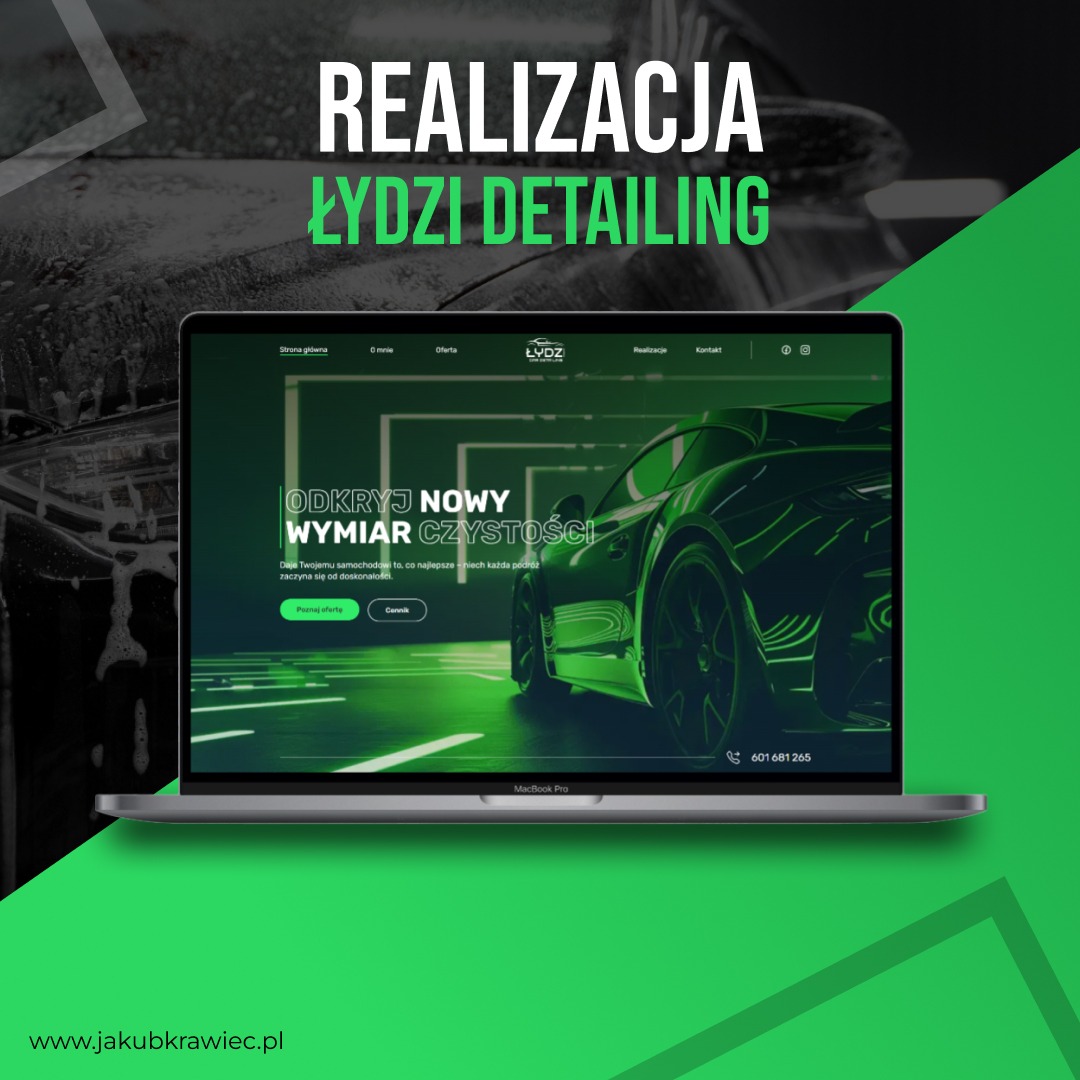Ekran laptopa MacBook Pro wyświetlający stronę internetową firmy Łydzi Detailing z hasłem 'Odkryj Nowy Wymiar Czystości' i zielonym samochodem w tle, na tle myjni samochodowej.
