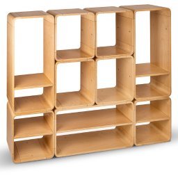 Fotograf - Modularny regał z jasnego drewna, składający się z połączonych kwadratowych modułów z zaokrąglonymi krawędziami, niektóre z półkami.