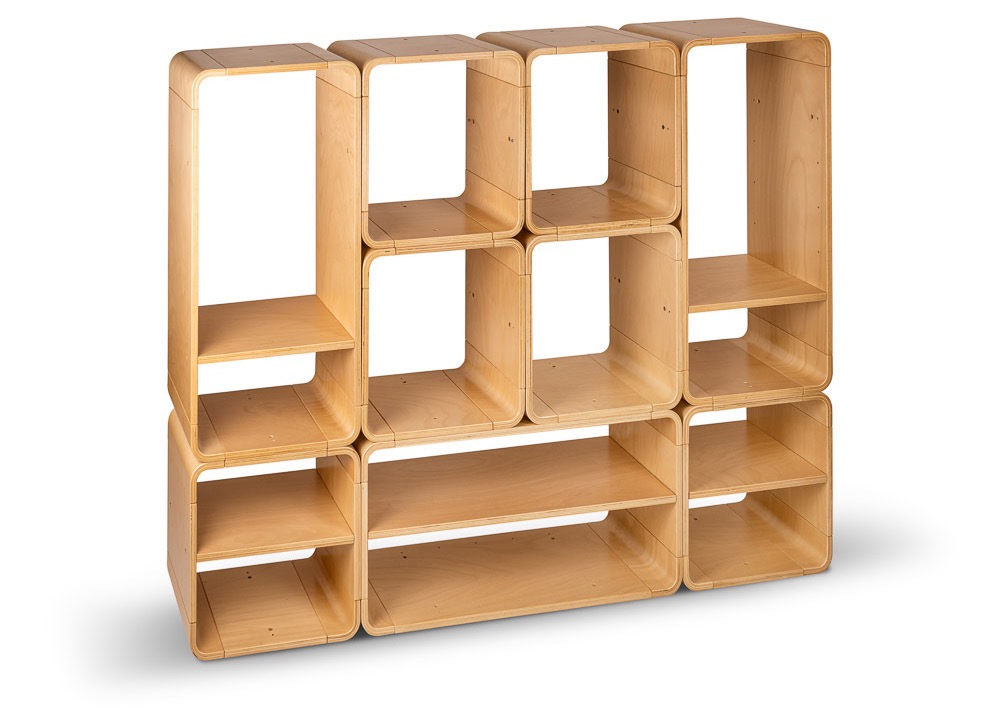 Modularny regał z jasnego drewna, składający się z połączonych kwadratowych modułów z zaokrąglonymi krawędziami, niektóre z półkami.