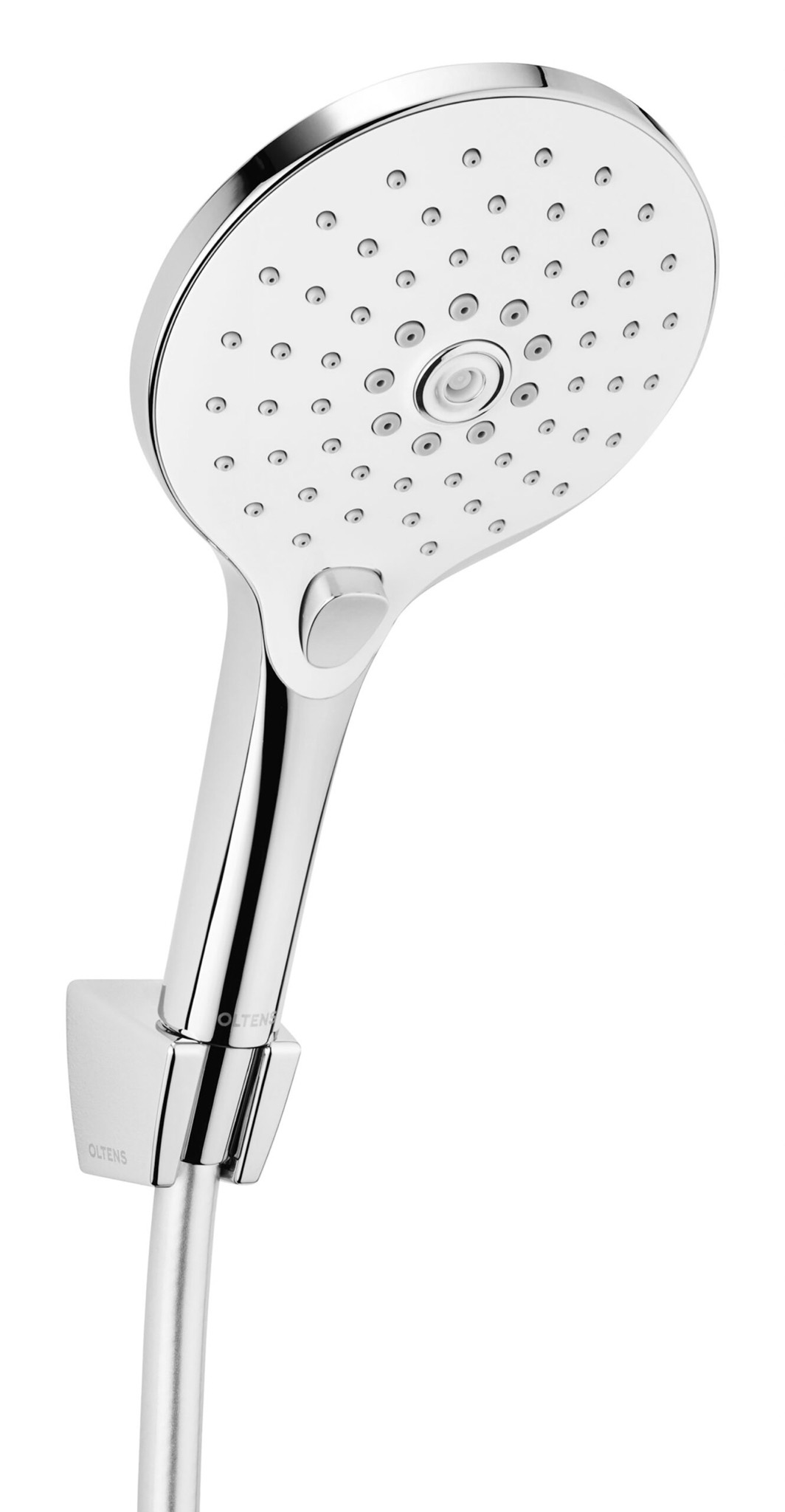 Chromowana słuchawka prysznicowa marki Oltens z dyszami i wężem, zamontowana na ścianie, na białym tle.