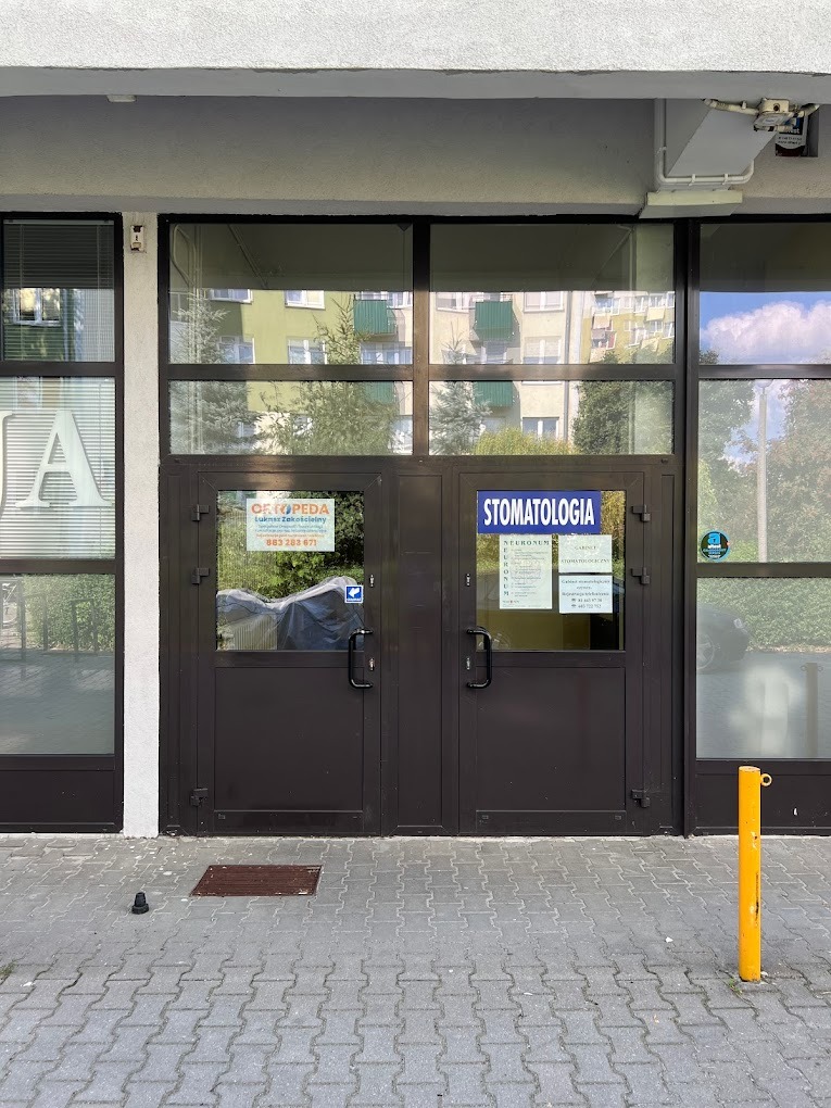 Wejście do gabinetu znajduje się od tyłu budynku (nie bezpośrednio przy ulicy).