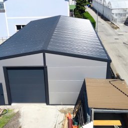 Garaż o konstrukcji stalowej z płyty warstwowej o wymiarach 10x15x4 [m]