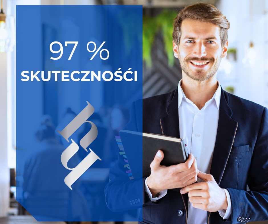 Uśmiechnięty mężczyzna w garniturze trzymający czarny notatnik, obok grafika z napisem '97% skuteczności' i logo firmy na niebieskim tle.