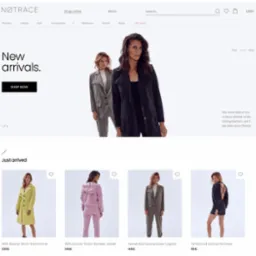 Projekt strony sklepu internetowego z minimalistycznym designem, prezentujący dwie modelki w casualowych stylizacjach na tle białego tła, z widocznym logo N0TRACE i sekcją 'New arrivals'