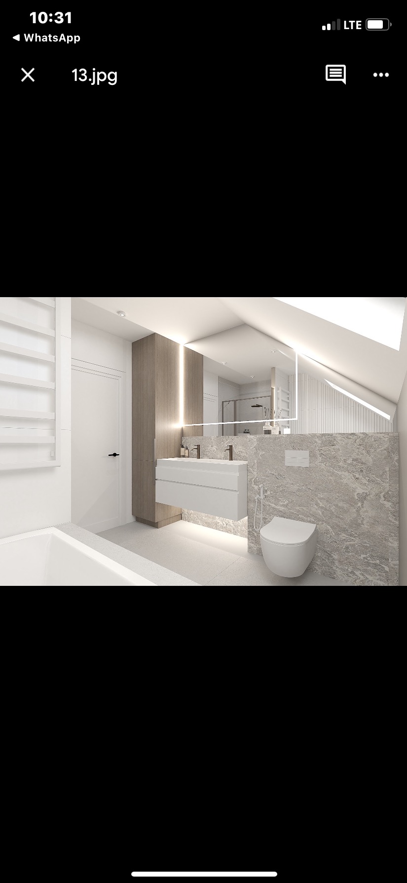 Nowoczesna łazienka na poddaszu z umywalką, toaletą i lustrem z podświetleniem LED. Aranżacja w odcieniach bieli i szarości, marmurowe płytki na ścianie.