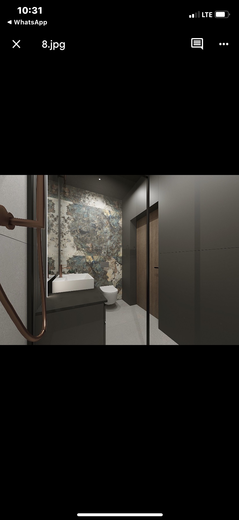 Nowoczesna aranżacja łazienki w Grabówce: umywalka na blacie, ściana z płytek imitujących kamień, kabina prysznicowa ze szklaną ścianą i elementami w kolorze miedzi.