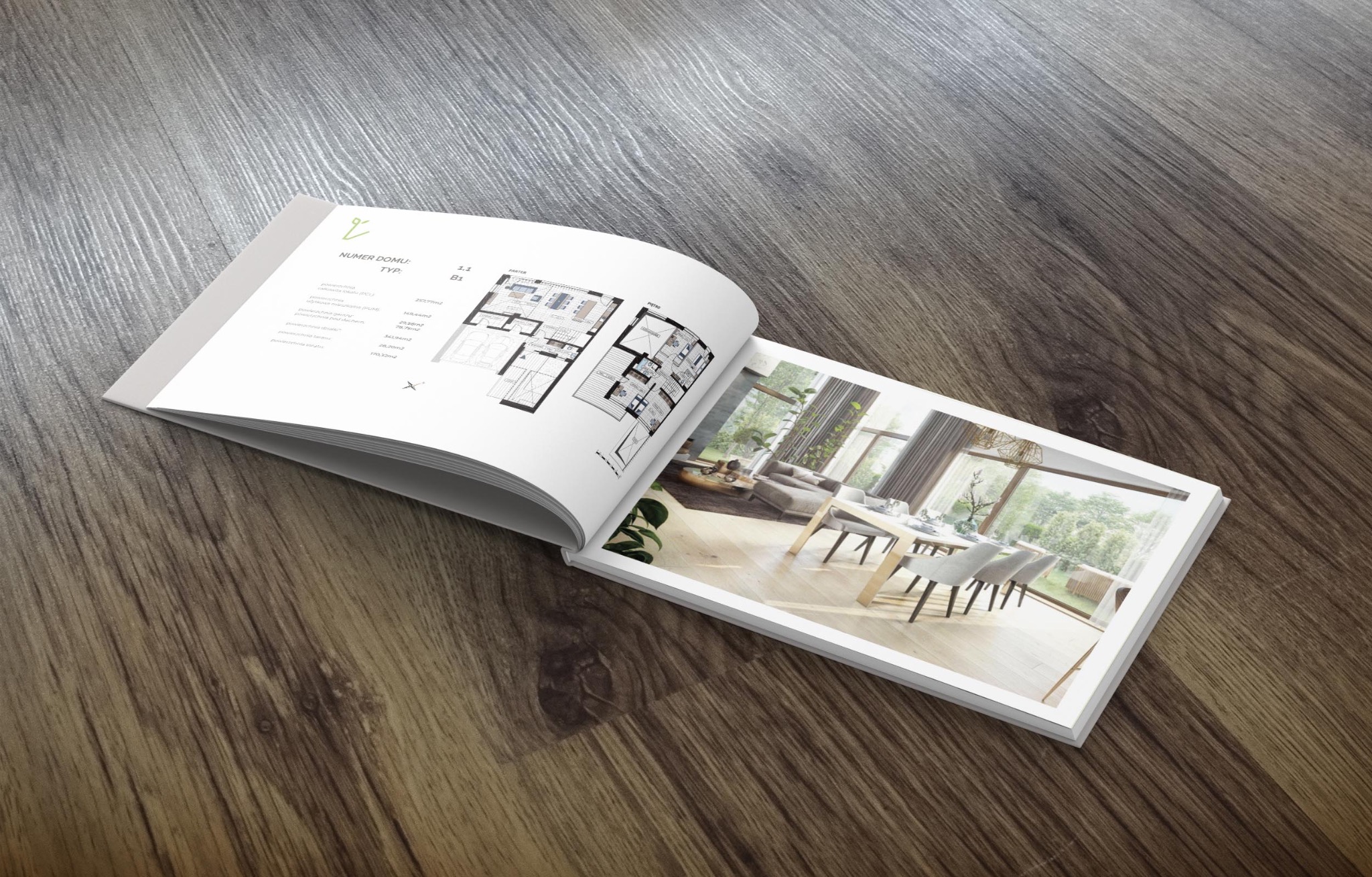 Otwarta broszura leżąca na drewnianej powierzchni, prezentująca plan architektoniczny domu oraz wizualizację wnętrza salonu z jadalnią, z dużym oknem i widokiem na zieleń.