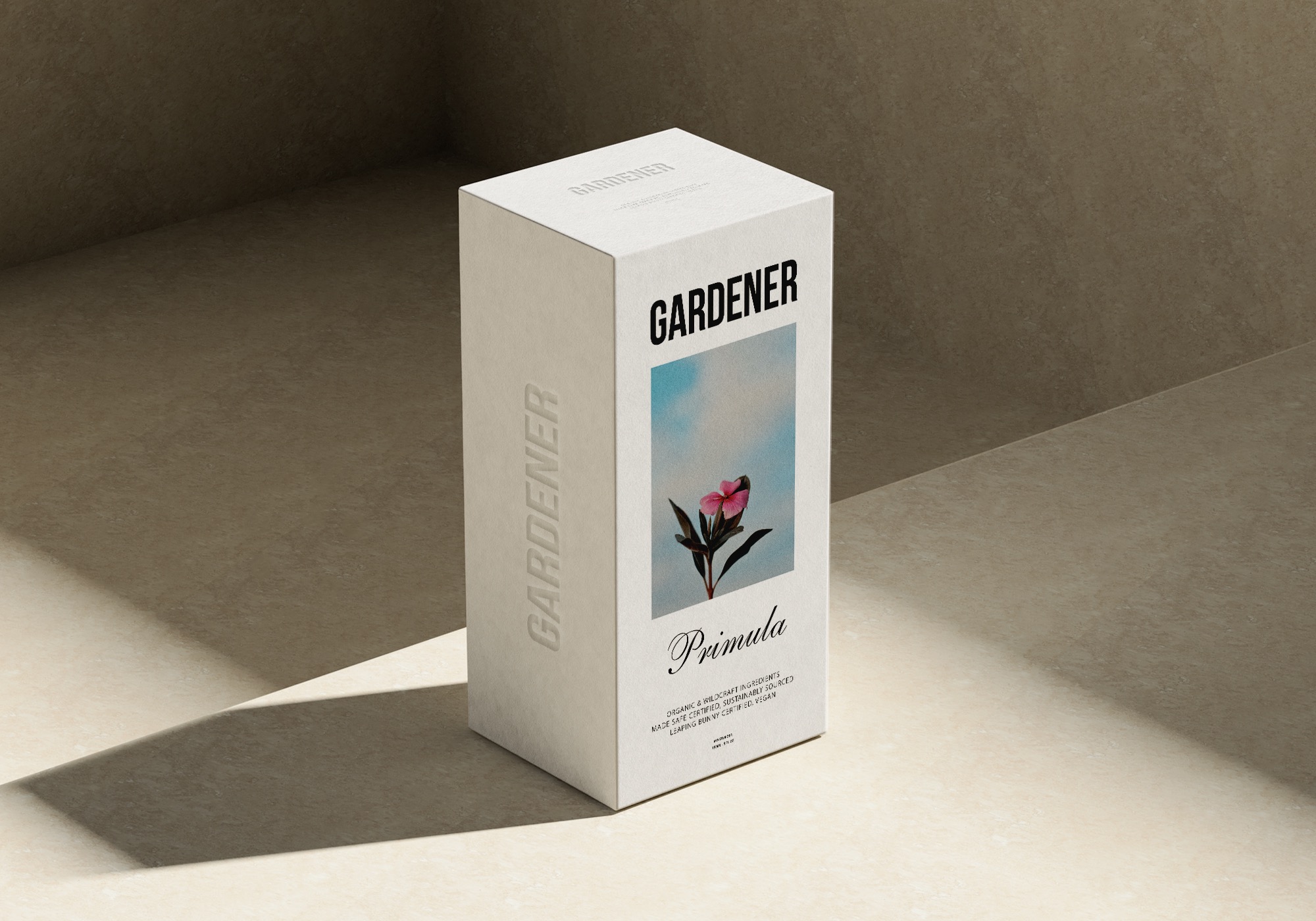 Minimalistyczna wizualizacja opakowania produktu marki Gardener z grafiką przedstawiającą kwiat Primula na tle błękitnego nieba, umieszczonego na beżowym tle w studio.