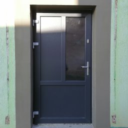 Drzwi wejściowe z pcv montaż w budynku użyteczności publicznej 