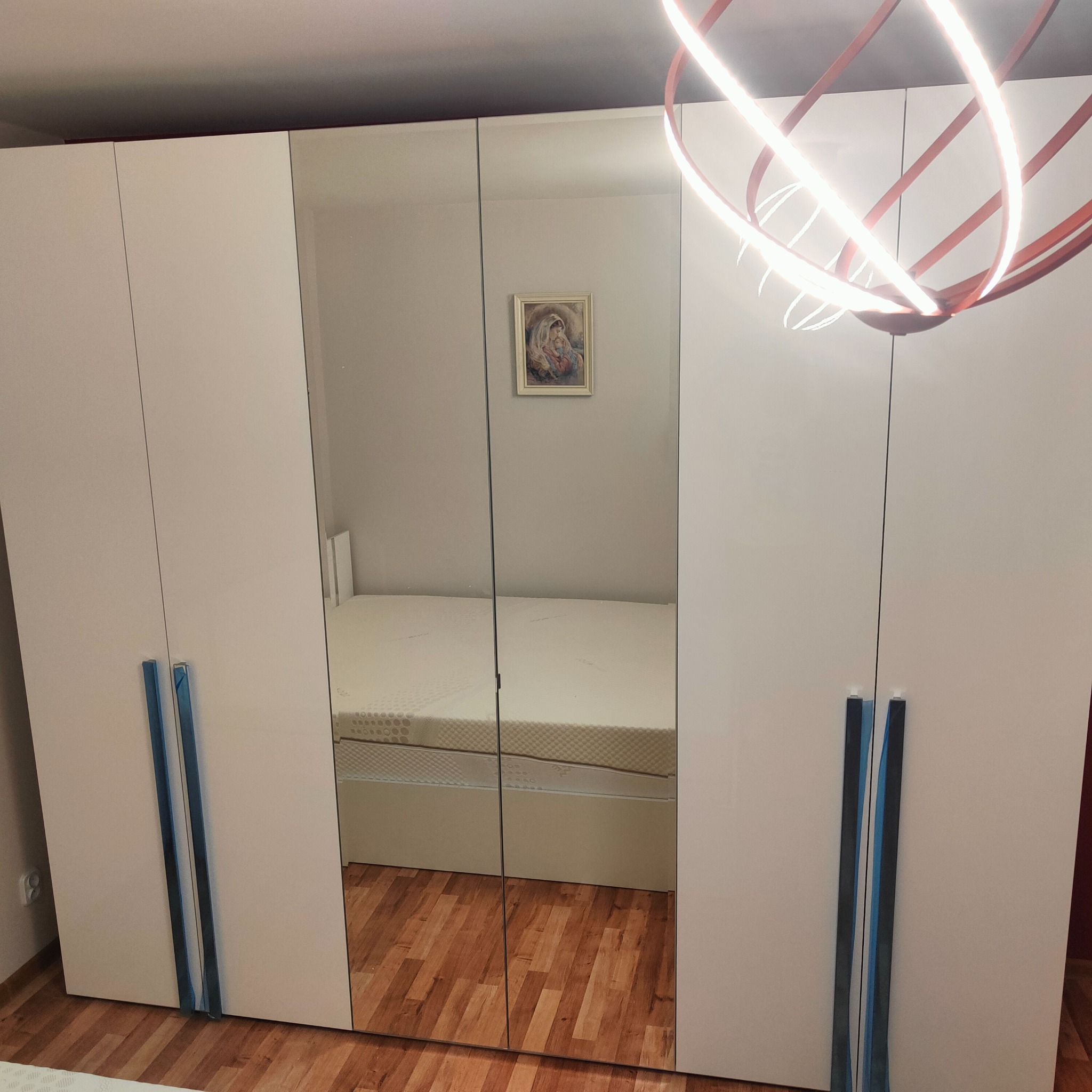 Szafy drzwiowe z lustrami