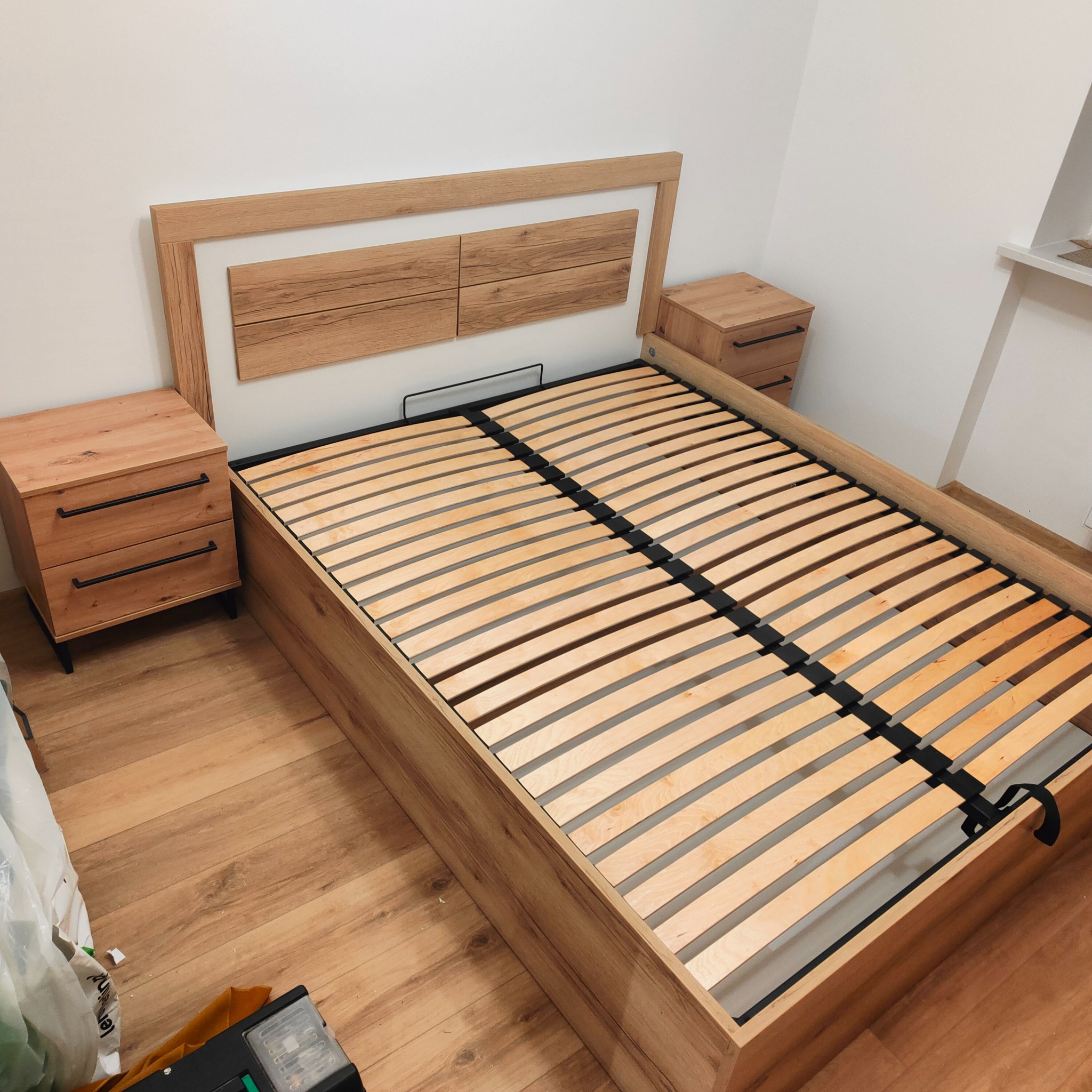 Łóżka że stelażem podnoszonym