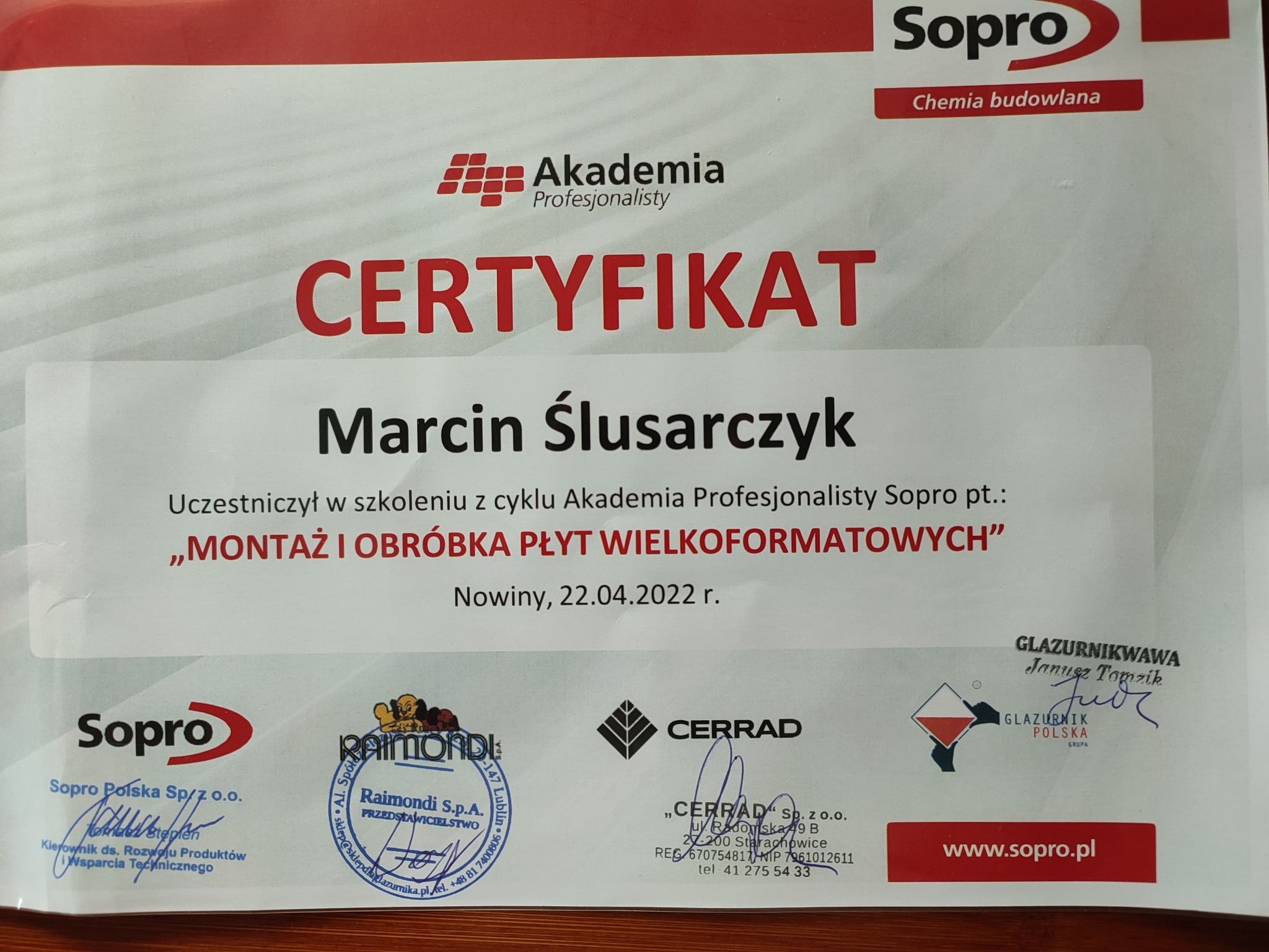 Certyfikat Akademii Profesjonalisty Sopro dla Marcina Ślusarczyka za udział w szkoleniu 'Montaż i obróbka płyt wielkoformatowych', z datą 22.04.2022, zawierający logotypy Sopro, Raimondi, Cerrad...