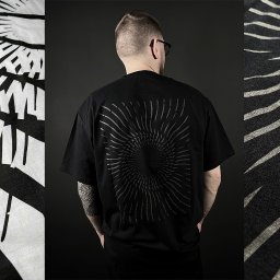NO.REP - Mężczyzna tyłem w czarnej koszulce z abstrakcyjnym, szarym nadrukiem na plecach, po bokach zbliżenia na fragmenty koszulek z kontrastowymi, geometrycznymi wzorami.