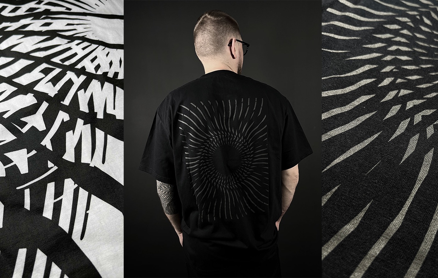 Mężczyzna tyłem w czarnej koszulce z abstrakcyjnym, szarym nadrukiem na plecach, po bokach zbliżenia na fragmenty koszulek z kontrastowymi, geometrycznymi wzorami.