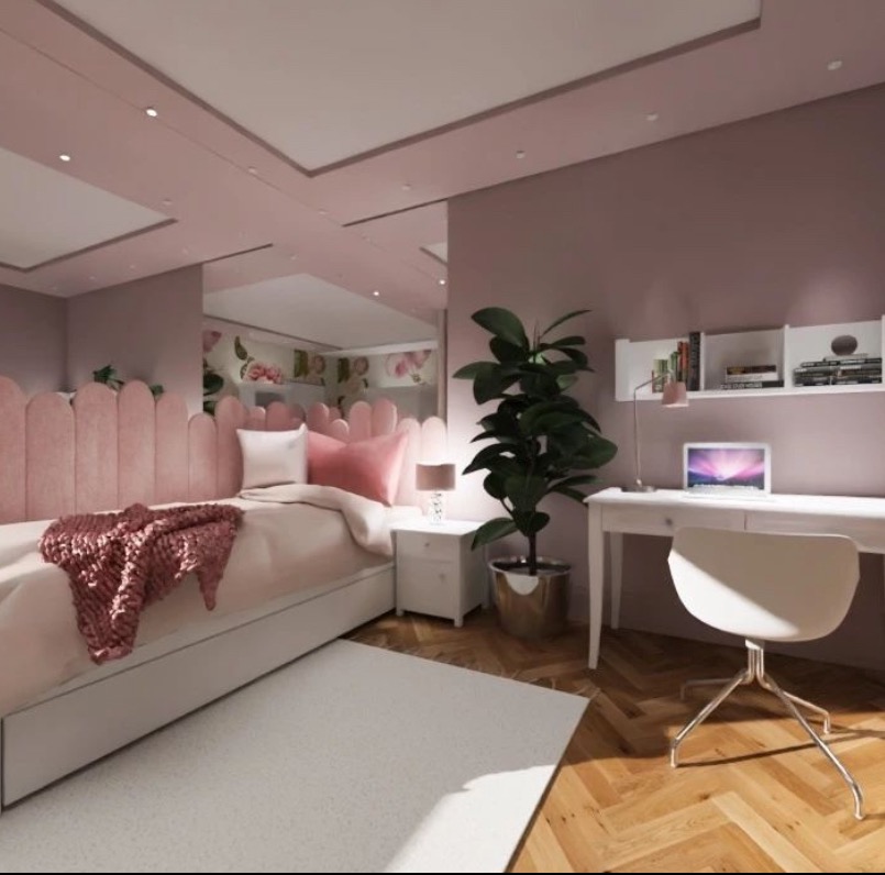 Pokój dziewczynki z łóżkiem z dekoracyjnym zagłówkiem w kształcie muszelek, biurkiem z laptopem, rośliną doniczkową i drewnianą podłogą w jodełkę.