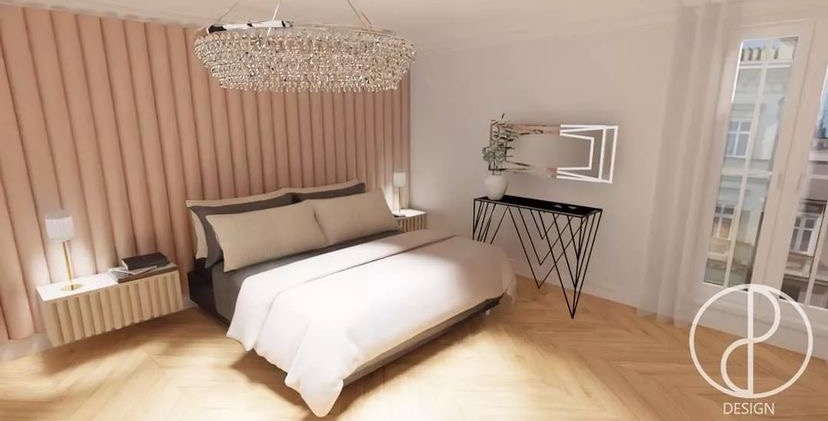 Wizualizacja sypialni z łóżkiem, tapicerowanym panelem ściennym w kolorze pudrowego różu, kryształowym żyrandolem i stolikiem nocnym z lamelami. Widok na okno z firanami i konsolę z dekoracją.