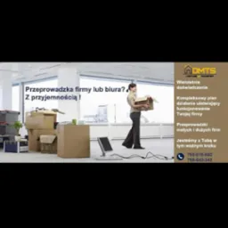 Kobieta w jasnej bluzce i ciemnych spodniach niesie karton w biurze podczas przeprowadzki, widoczne kartony, monitor i klawiatura, w tle okno i logo firmy przeprowadzkowej.