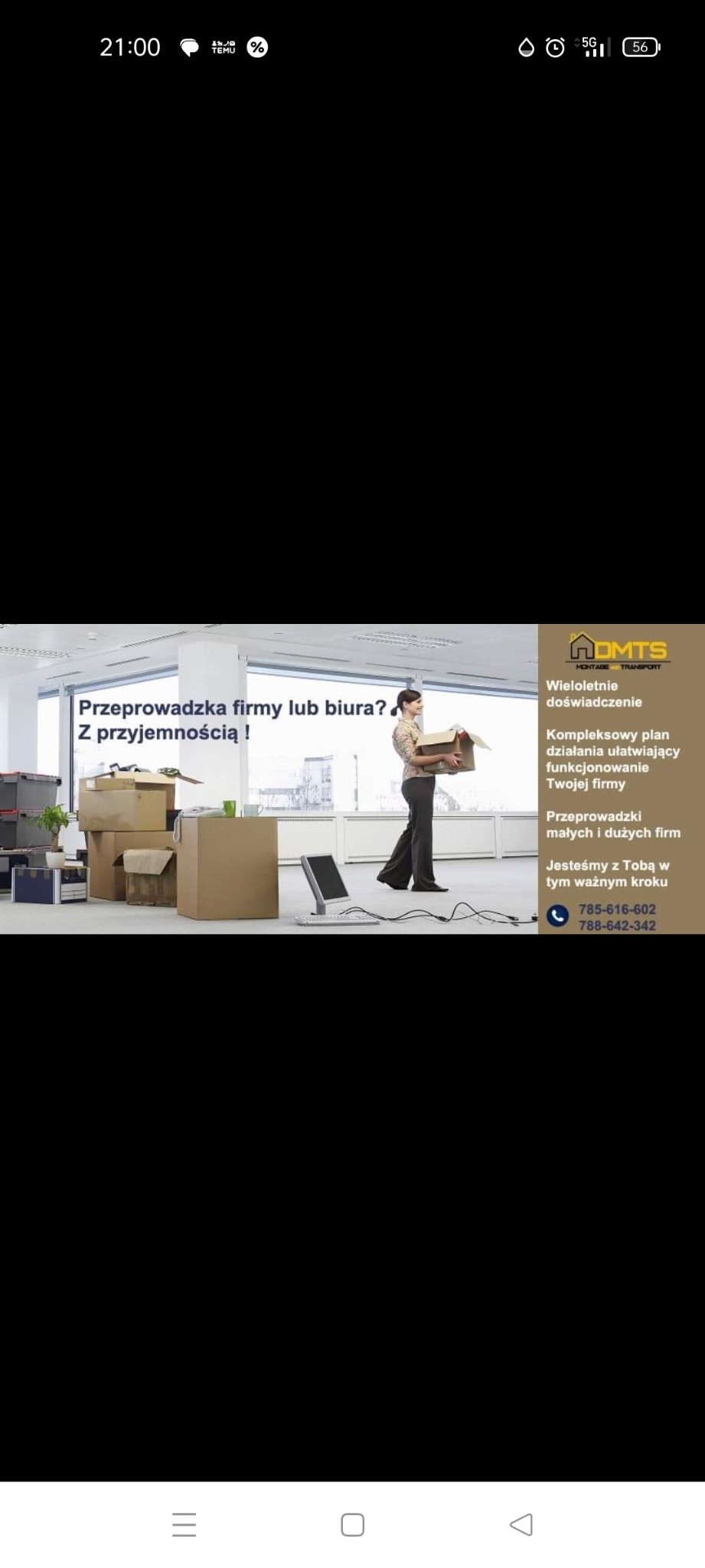 Kobieta w jasnej bluzce i ciemnych spodniach niesie karton w biurze podczas przeprowadzki, widoczne kartony, monitor i klawiatura, w tle okno i logo firmy przeprowadzkowej.