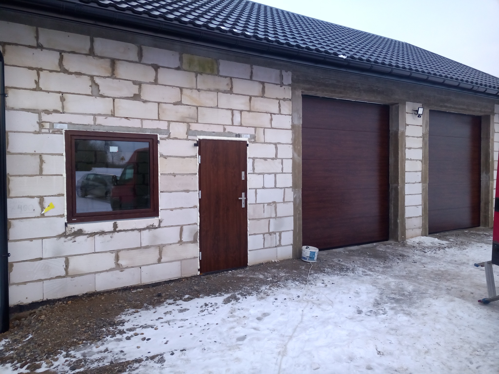 Okna FEN 78 oraz dwie bramy garażowe w kolorze orzech oraz drzwi zewnętrzne Stal Produkt 55 mam .