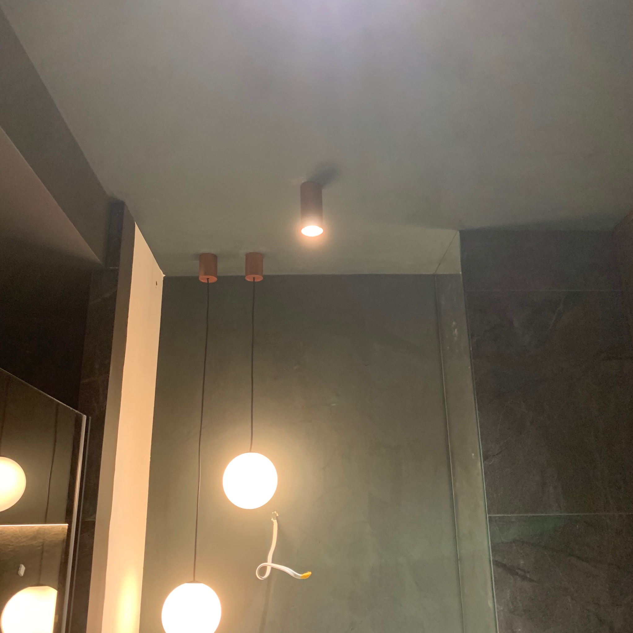 Zamontowane oświetlenie sufitowe w stylu industrialnym, widoczne kable. Realizacja w Krakowie.