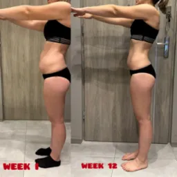 Porównanie sylwetki kobiety bokiem, tydzień 1 vs tydzień 12, widoczna zmiana w wyglądzie brzucha i ud.