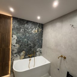 Konrad Rzemek Rzemass Bud - Łazienka z mega wymagającym mega formatem płytki 2.80x1.20