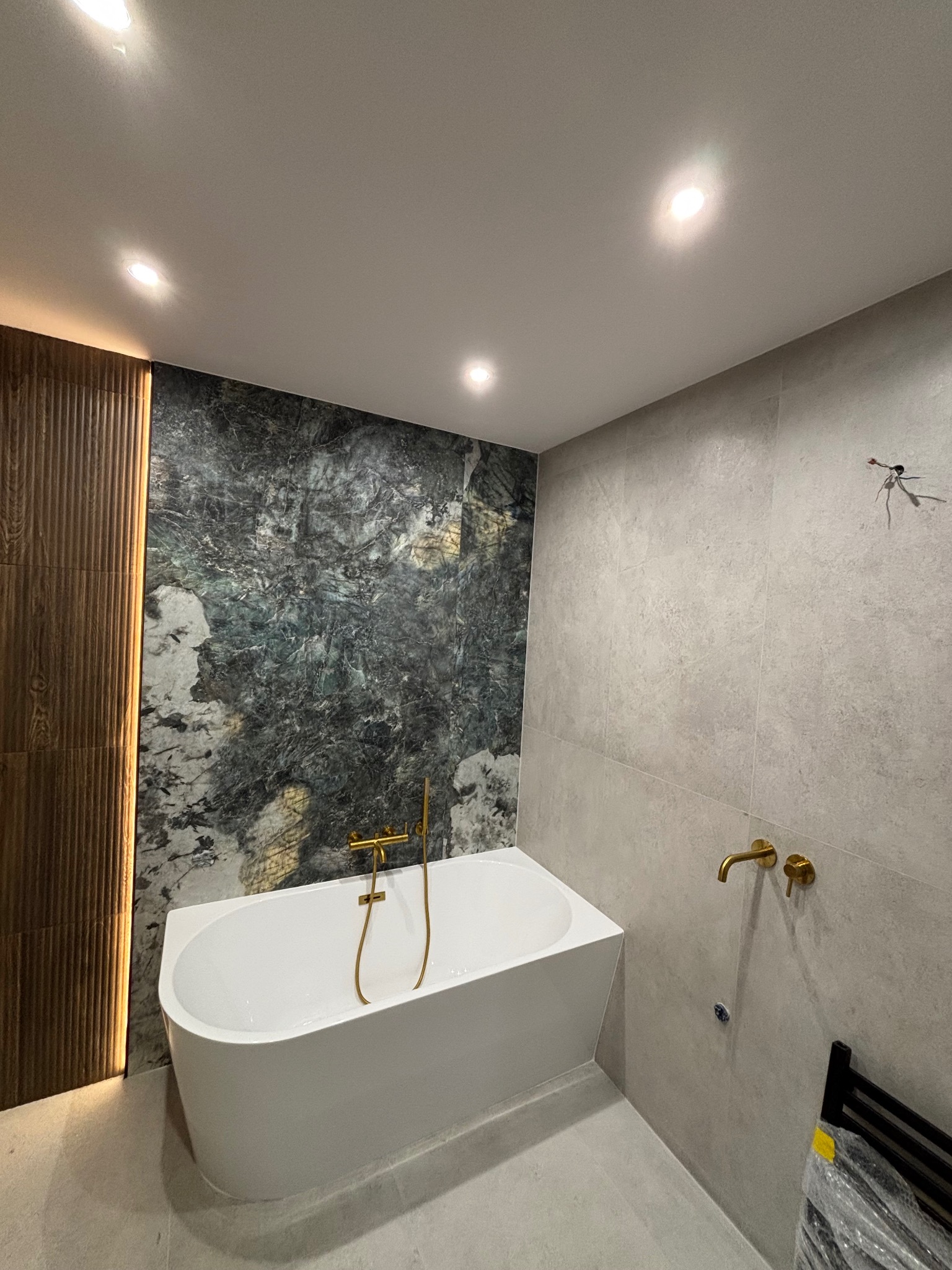 Łazienka z mega wymagającym mega formatem płytki 2.80x1.20