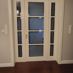Drzwi przeszklone z naświetlami bocznymi