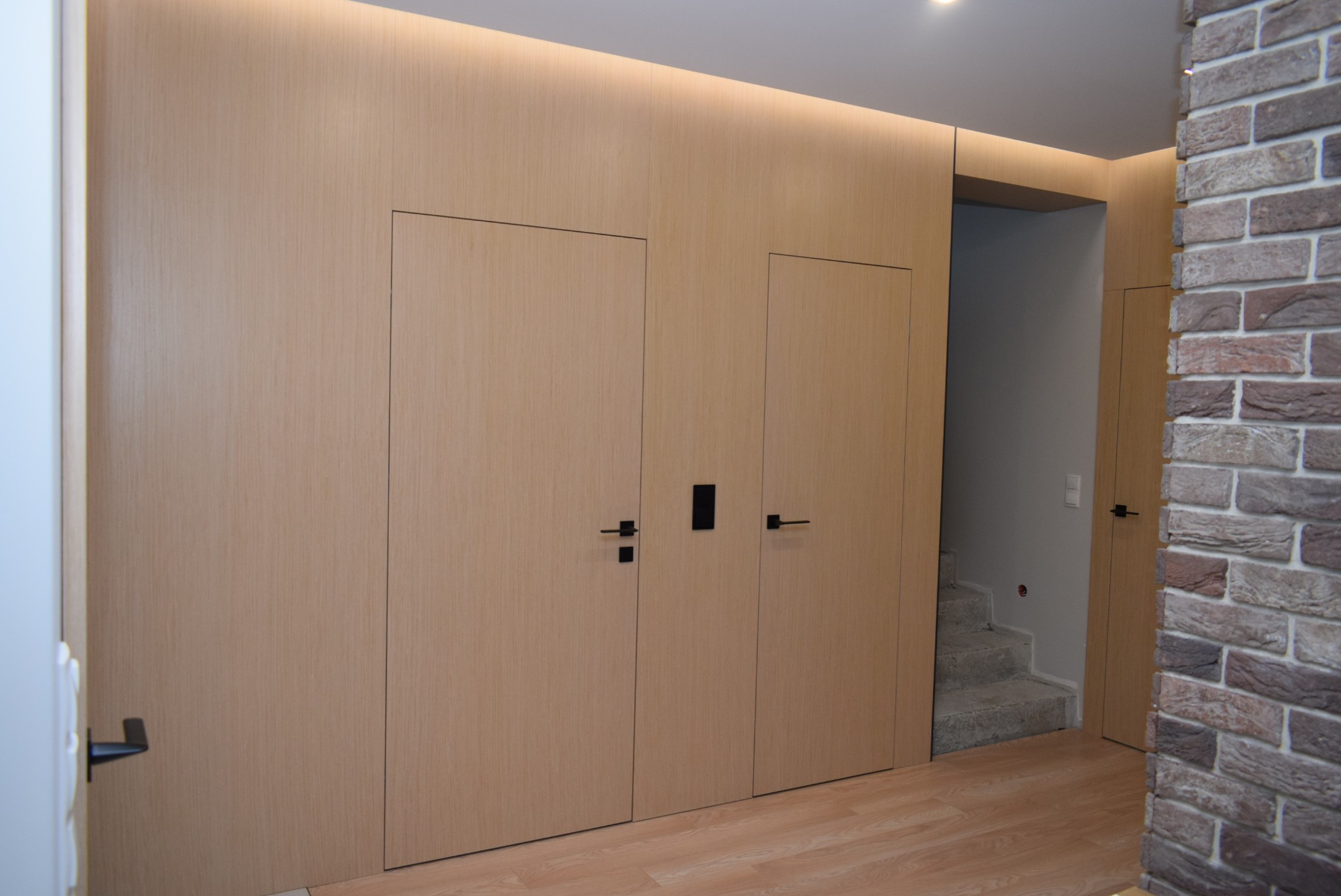 Drzwi ukryte w ścianie fornir dąb