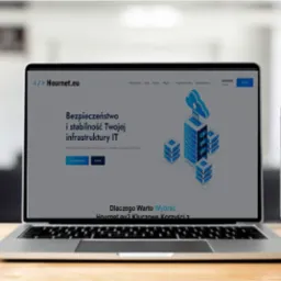 Laptop i smartfon prezentują stronę internetową hournet.eu z grafiką chmury i serwerów. Widoczny interfejs użytkownika i treść o bezpieczeństwie infrastruktury IT.