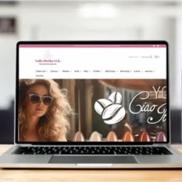 Laptop i smartfon prezentują stronę internetową sklepu z artykułami do manicure, Nails Ibrido O.K., widoczną na obu urządzeniach.