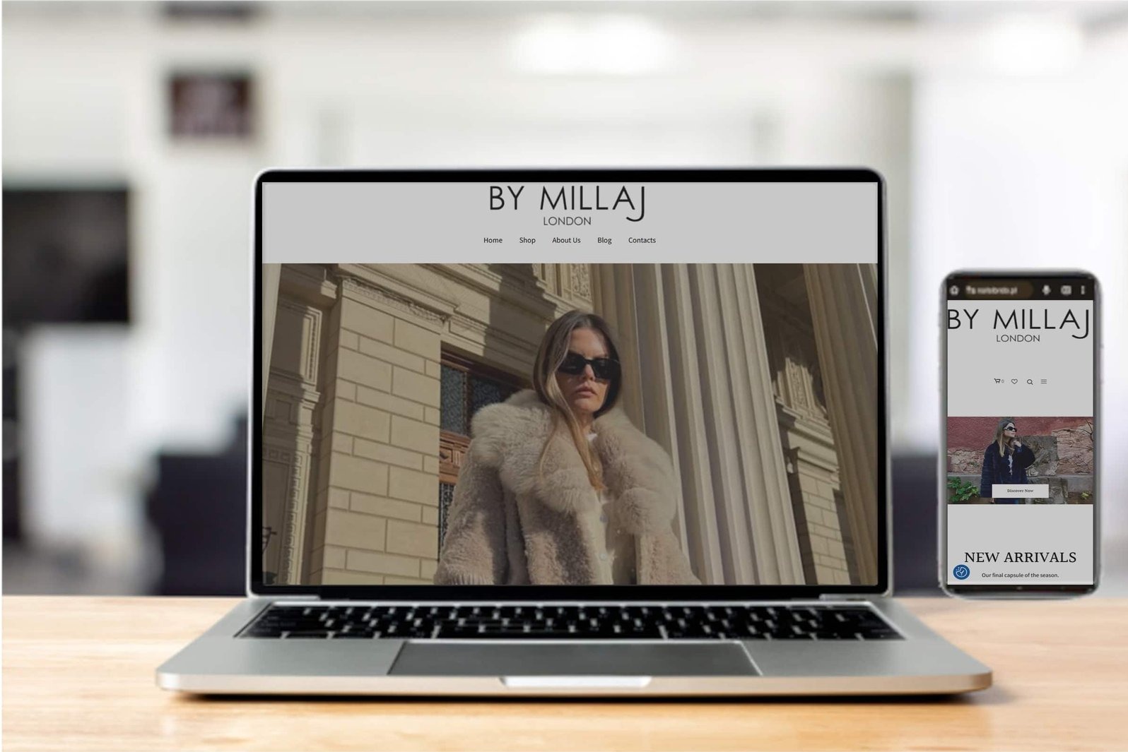 Responsywna strona www na laptopie i smartfonie. Prezentacja strony bymillaj.co.uk z modelką w futrze. Układ strony spójny na obu urządzeniach. Minimalistyczny design.