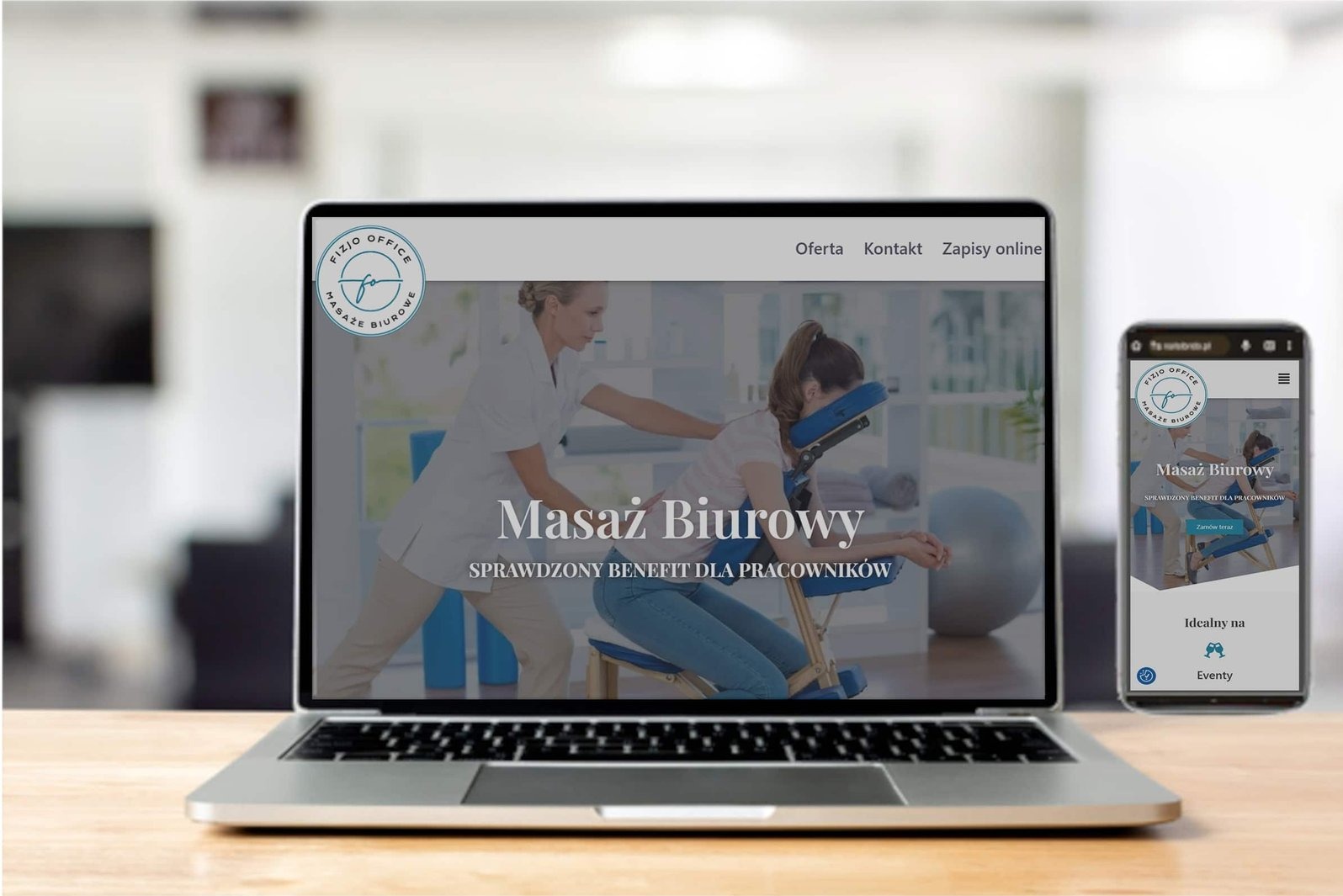 Laptop i smartfon prezentują stronę fizjo-office.pl z ofertą masażu biurowego. Widoczny ekran laptopa i smartfona z identycznym układem strony, logo i zdjęciem masażu.