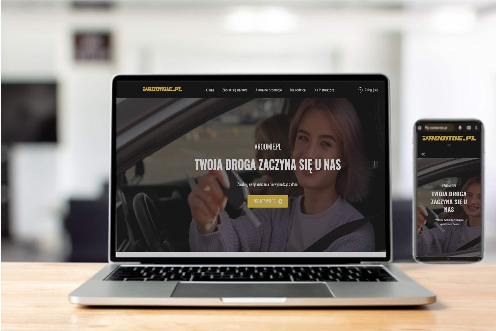 Responsywna strona Vroomie.pl na laptopie i smartfonie. Układ strony z nagłówkiem, menu i zdjęciem kobiety za kierownicą. Widoczny branding firmy.