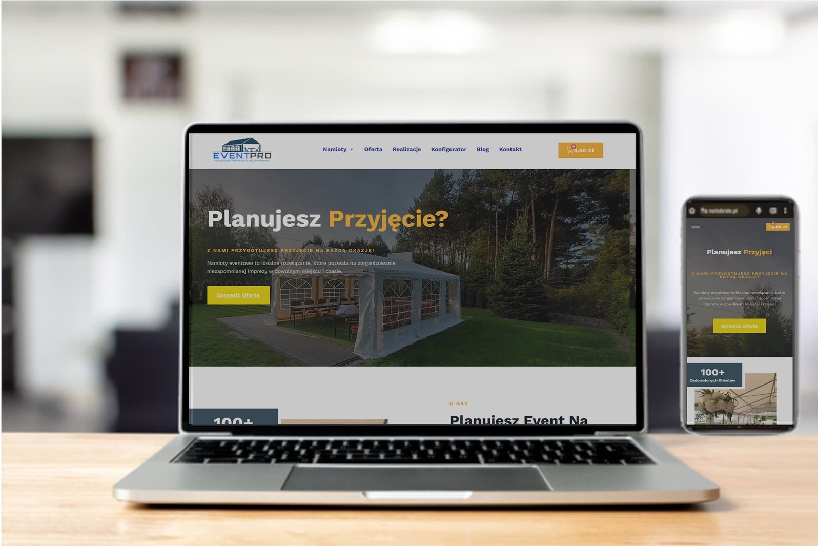 Laptop i smartfon prezentują stronę internetową EventPro z ofertą namiotów eventowych. Strona responsywna, z widocznym menu i hasłem 'Planujesz Przyjęcie?'.
