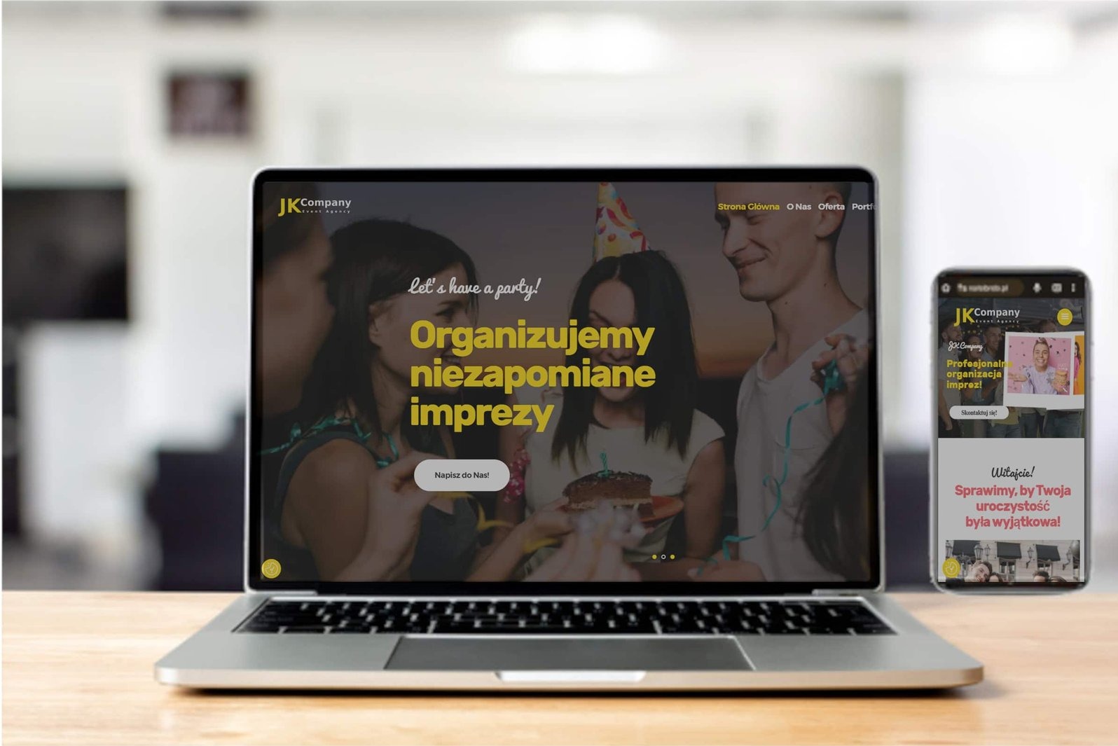 Laptop i smartfon prezentują stronę JKCompany.pl z ofertą organizacji imprez. Widok z Legionowa. Strona responsywna.