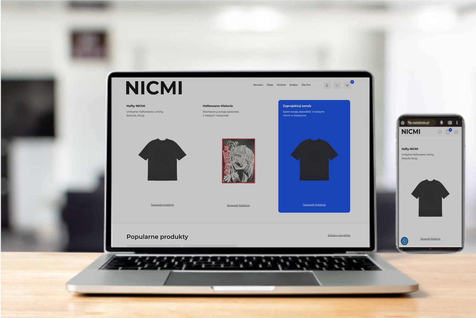 Laptop i smartfon prezentują stronę internetową NICMI z ofertą haftowanych ubrań, koszulek i bluz. Widoczny interfejs sklepu z produktami i opcjami personalizacji.