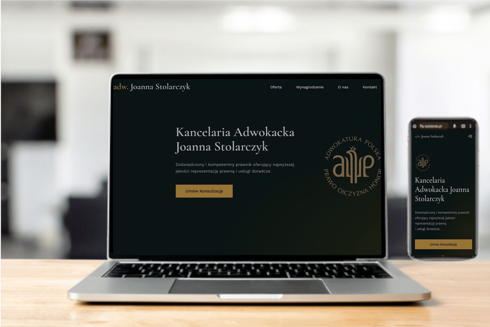 Responsywna strona internetowa kancelarii adwokackiej na laptopie i smartfonie. Ciemna zieleń, złote akcenty i logo z motywem liścia laurowego. Minimalistyczny design.