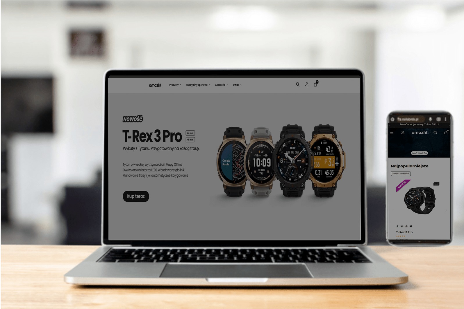 Laptop i smartfon prezentują stronę amazfitpolska.pl z zegarkami T-Rex 3 Pro. Ekran laptopa wyświetla ofertę, a smartfon - listę najpopularniejszych produktów.