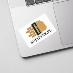 Naklejka z logo firmy Sojatynk.pl przedstawiająca mur z kielnią i zaprawą tynkarską, umieszczona na laptopie.