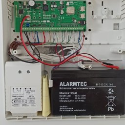 Balex electro - Wnętrze skrzynki alarmowej z elektroniką, transformatorem i akumulatorem alarmowym Alarmtec BP 7-12, zainstalowanej w Radomiu.