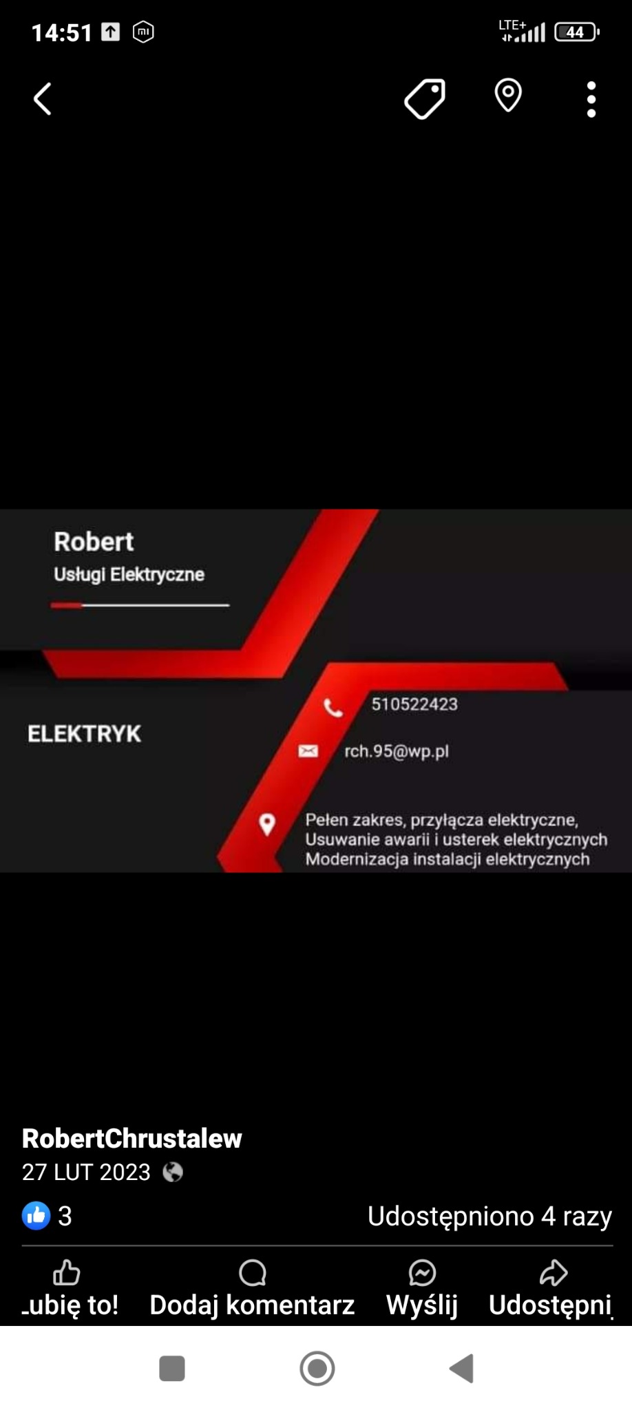 Wizytówka elektryka z czerwonymi akcentami graficznymi. Zawiera imię i nazwisko, numer telefonu, adres e-mail oraz zakres usług: przyłącza, usuwanie awarii, modernizacje.