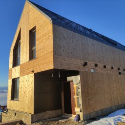 Elewacja drewniana z ociepleniem wełną i konstrukcją drewnianą, deska elewacyjna thermo sosna.