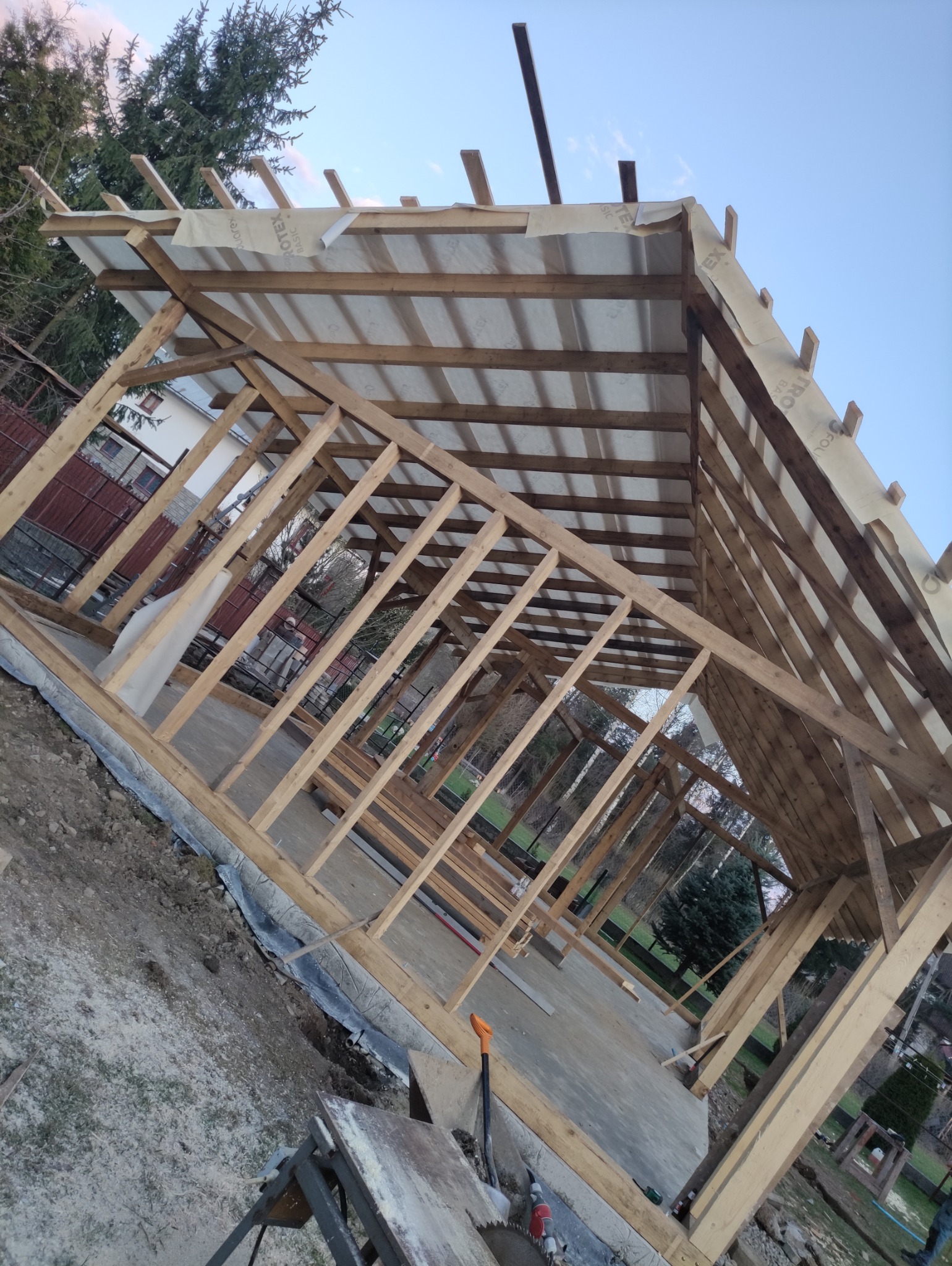 Garaż drewniany, słupowo- szkieletowa konstrukcja.