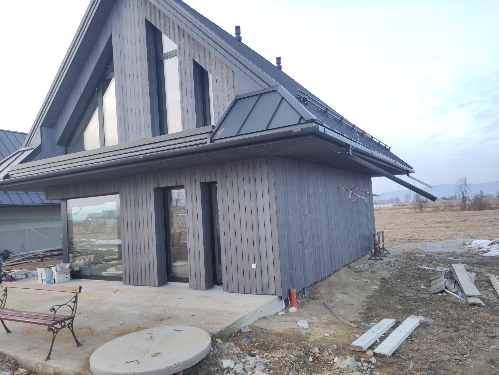 Elewacja drewniana deska modrzewiowa opalana i malowana antracyt.