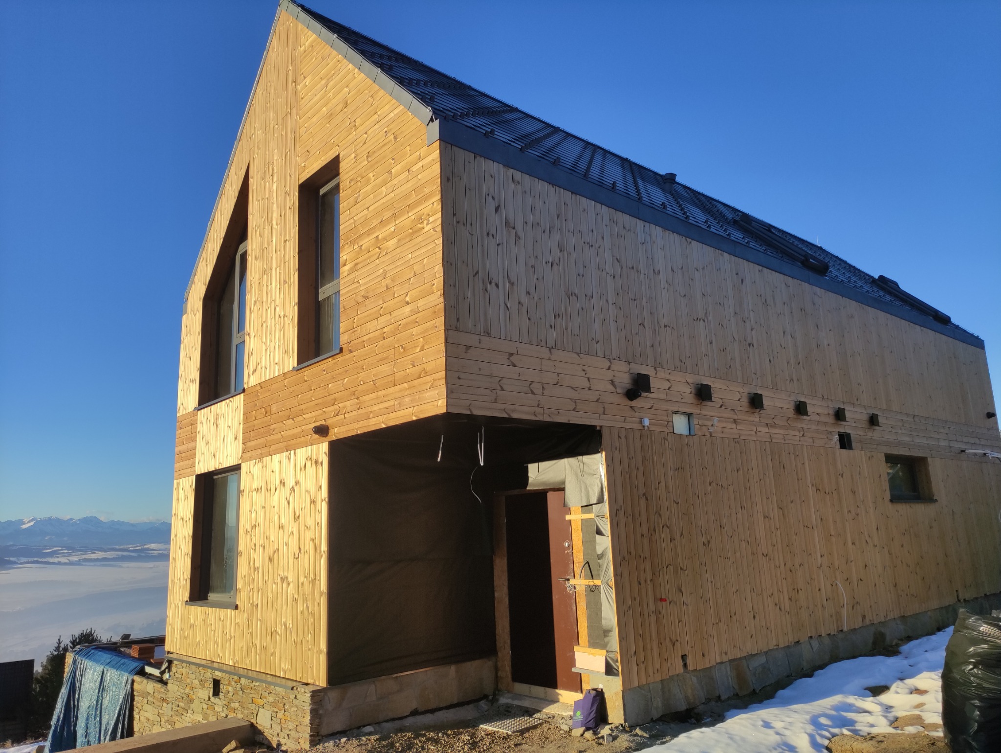 Elewacja drewniana z ociepleniem wełną i konstrukcją drewnianą, deska elewacyjna thermo sosna.