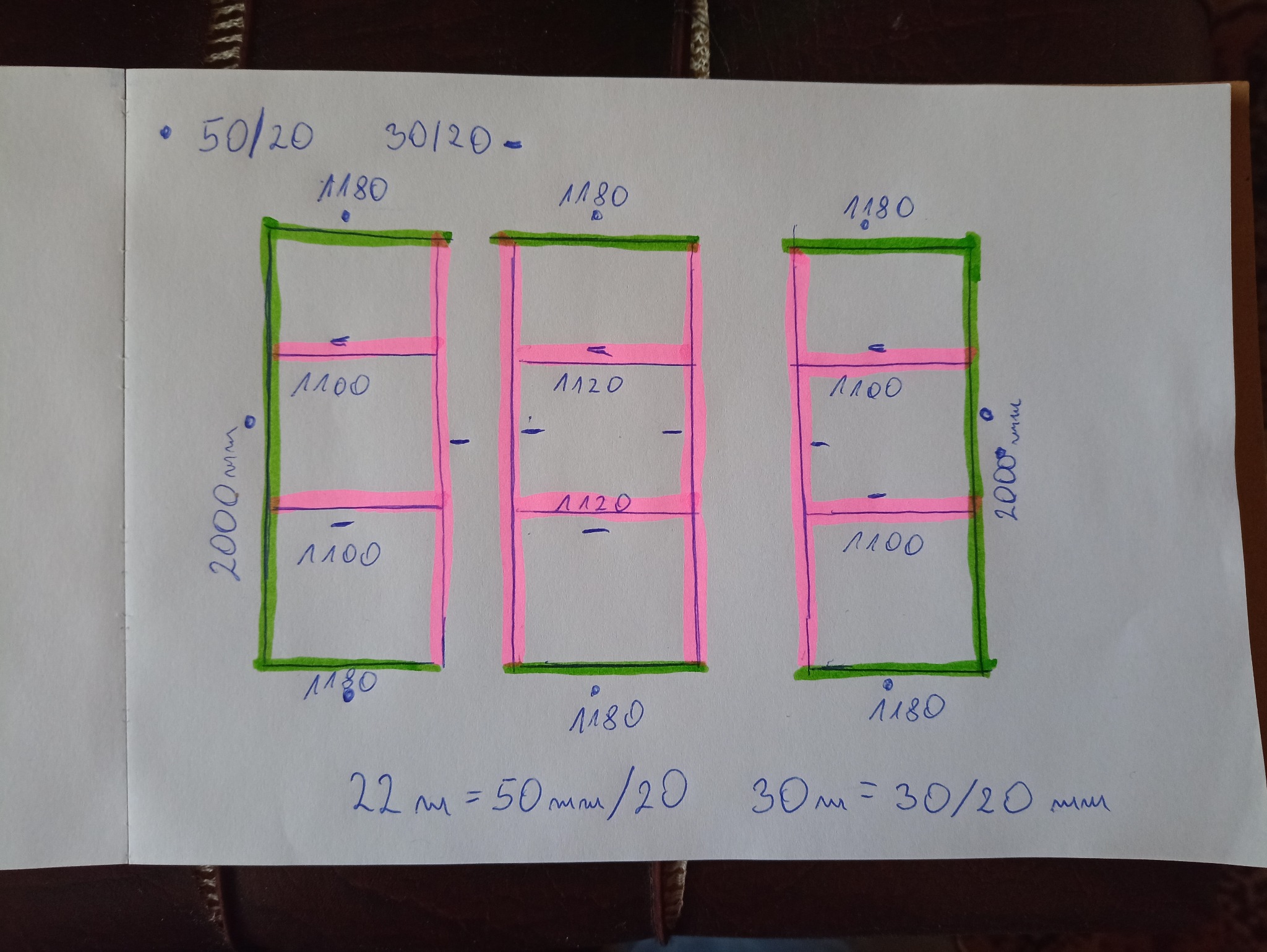 Ręczny szkic techniczny z wymiarami trzech prostokątnych ram, oznaczonych kolorami zielonym i różowym, na białym papierze. Widoczne odręczne notatki z wymiarami.