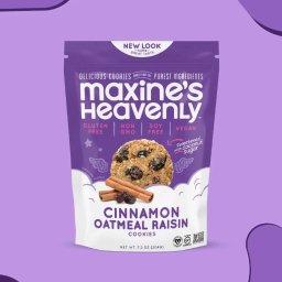 Rafał Kaminski - Fioletowe opakowanie ciasteczek cynamonowo-owsianych z rodzynkami marki Maxine's Heavenly, z widocznym ciasteczkiem i laskami cynamonu, na fioletowym tle z abstrakcyjnymi kształtami.