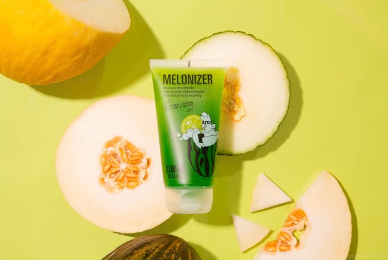 Tuba zielonego kremu Melonizer z ilustracją postaci pijaącej napój, otoczona połówkami i kawałkami melona na jasnozielonym tle.